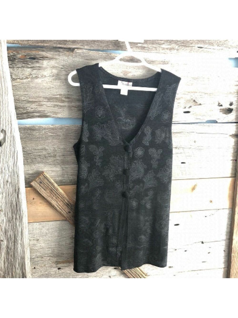 𝅺maxima Size Med Black sleeveless v-neck button down vintage top